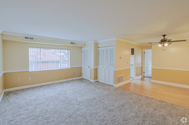 1BR, 1BA - 700SF - Living Room - 903 Mount Royal Blvd