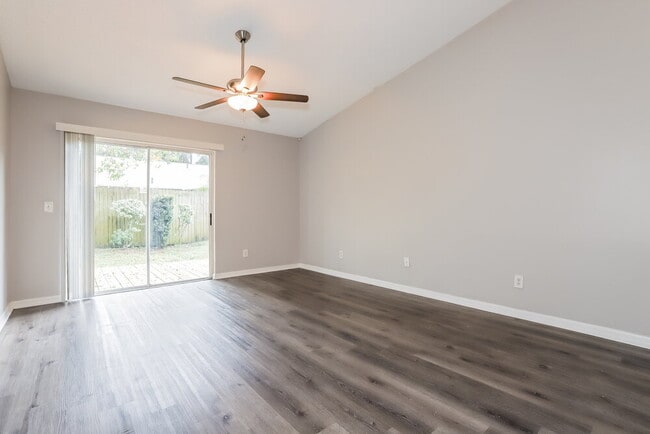 Photo - 1011 Hardwood Dr