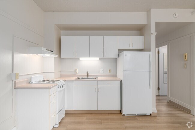 2BR, 1BA - 624SF - Kitchen