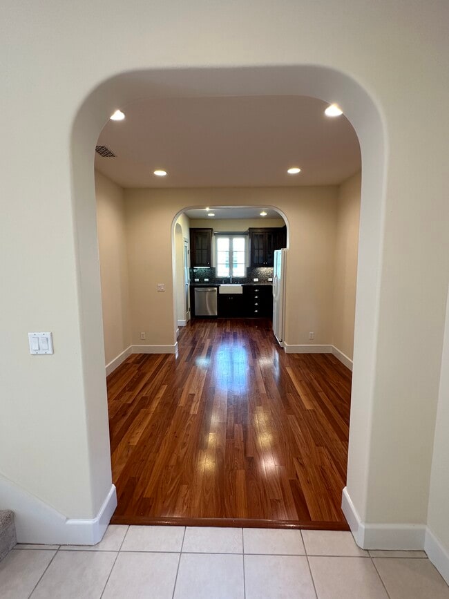 Building Photo - 1416 Dahlia Loop