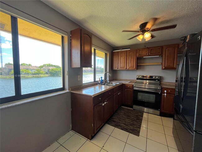 Photo - 450 NW 214th St Unidad 205
