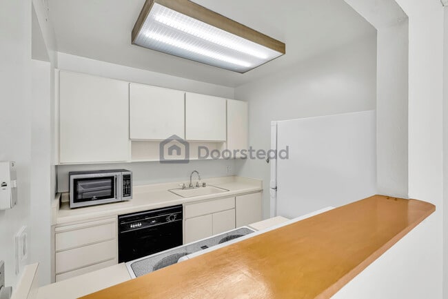 Building Photo - 310 N Civic Dr Unit 418