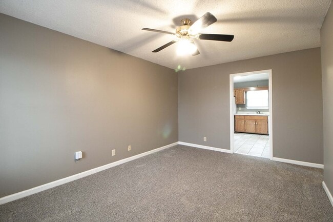 Building Photo - 924 Van Buren Ave