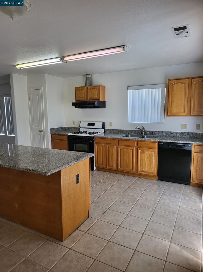 Photo - 526 Harbour Way