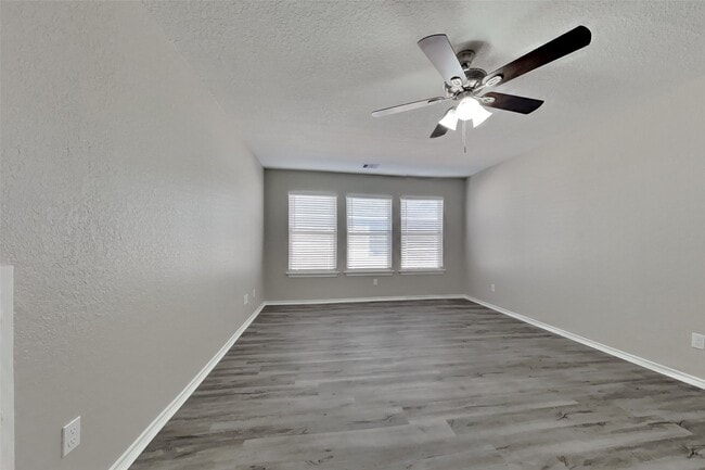 Photo - 22003 Avonglen Ln