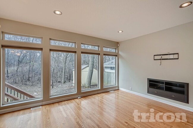 Photo - 2296 Highwood Ave E