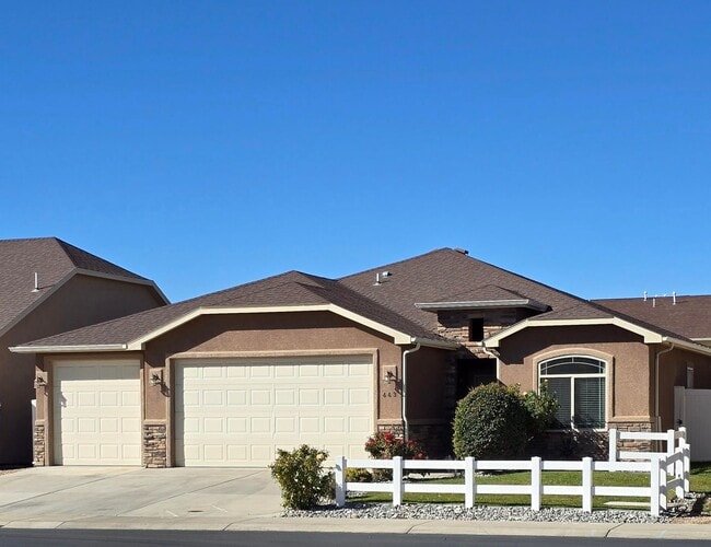 Building Photo - Beautiful 4 bedroom, 2 bath, 3 car garage ...