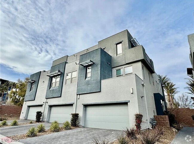 Building Photo - Gorgeous Townhome in Resort Style Communit...