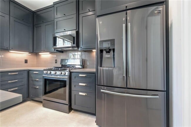 Photo - 408 W 38th St