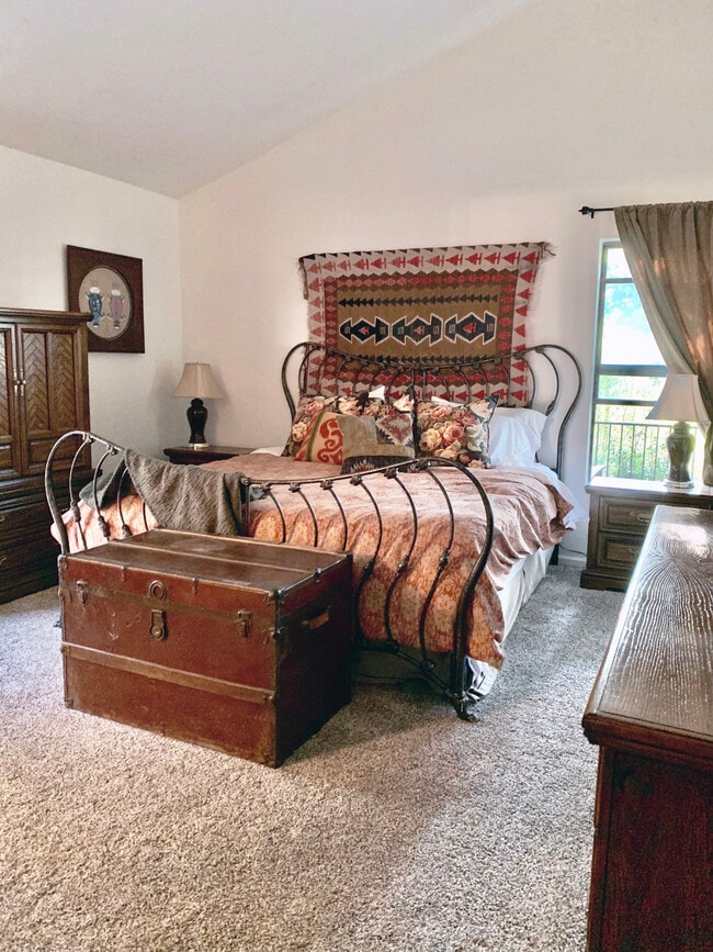 Large main bedroom - 1413 Coyote Rd