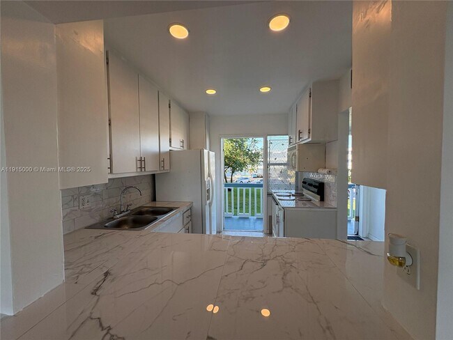 Photo - 2223 Park Ln Unit 211