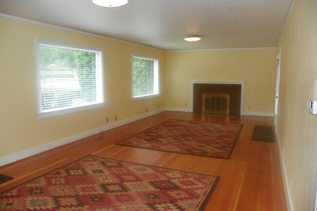 Photo - PETS CONSIDERED! Located in Bend's HISTORIC District, Walk to Drake Park! A/C, All Appliances, Ha...