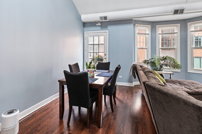 Photo - 811 W Superior St Unit 4