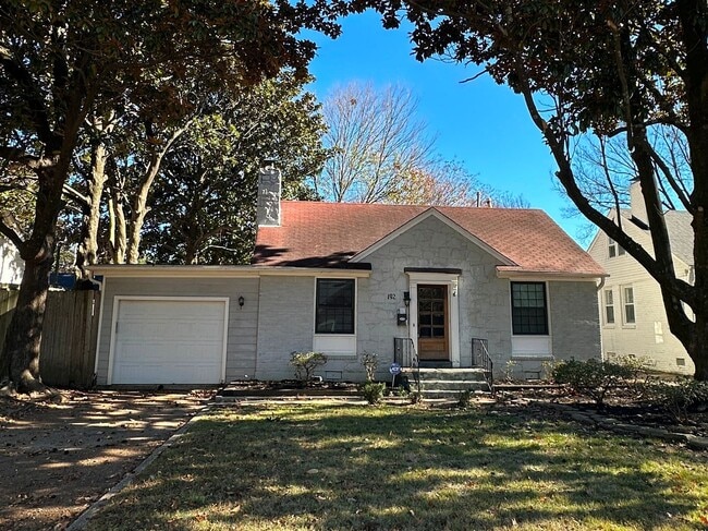 Building Photo - Charming Cottage in East Memphis! Fully fenced back yard! Ready to be your next home!