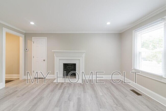 Photo - 2336 Barry St