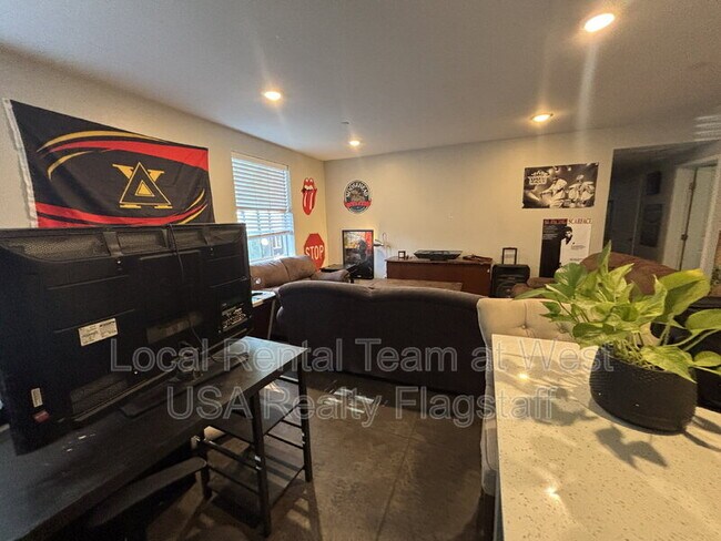 522 S Fountaine St Unit 200