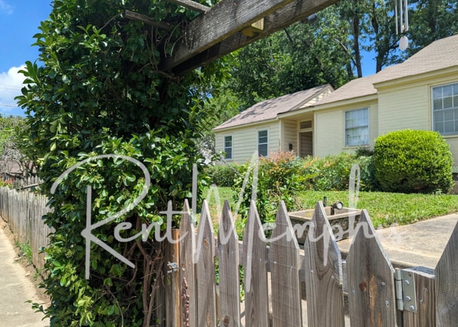 Building Photo - 72 S Larchmont Dr