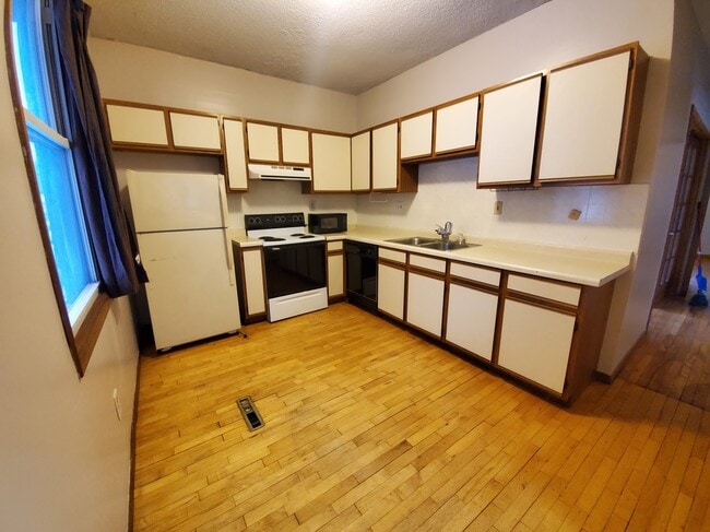 Photo - 616 Fillmore st ne