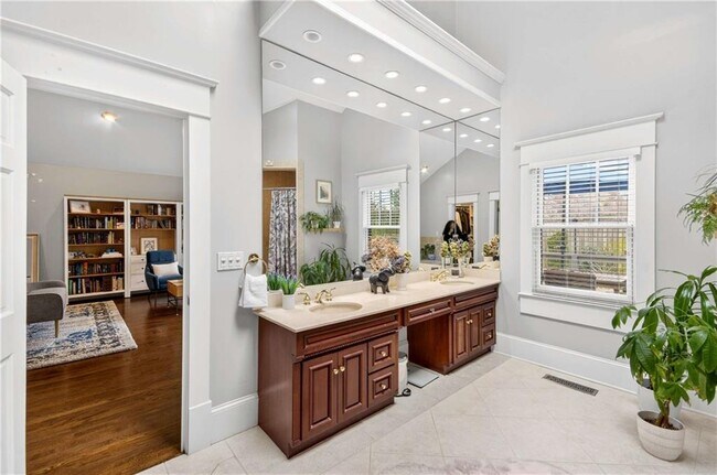 Photo - 865 Monroe Cir NE