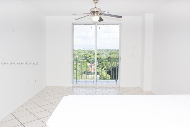 Photo - 3500 Coral Wy Unidad 1002