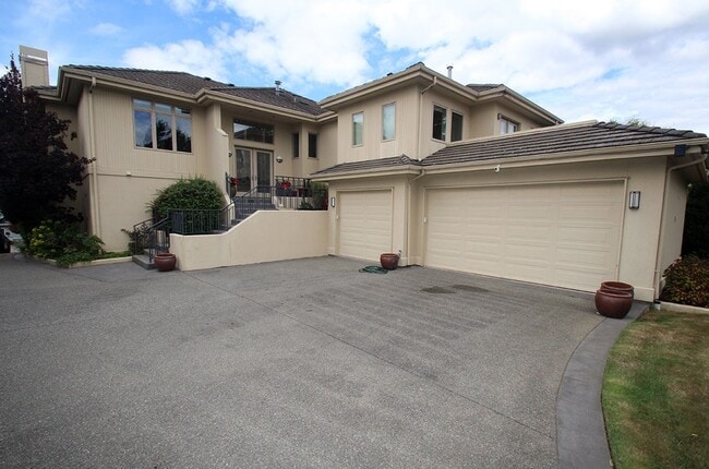 Photo - LUXURY 4 BEDROOM BELLEVUE HOME IN ‘THE SUM...