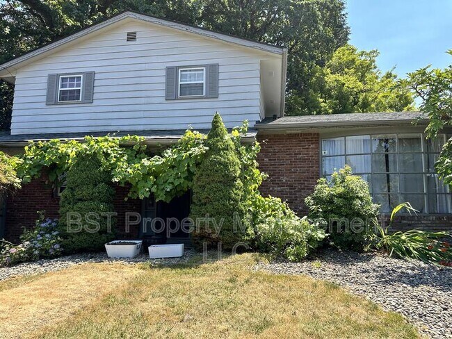 Photo - 1458 Greenwood Dr NE