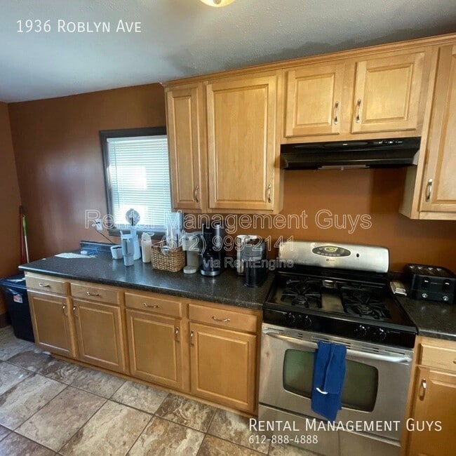 Photo - 1936 Roblyn Ave