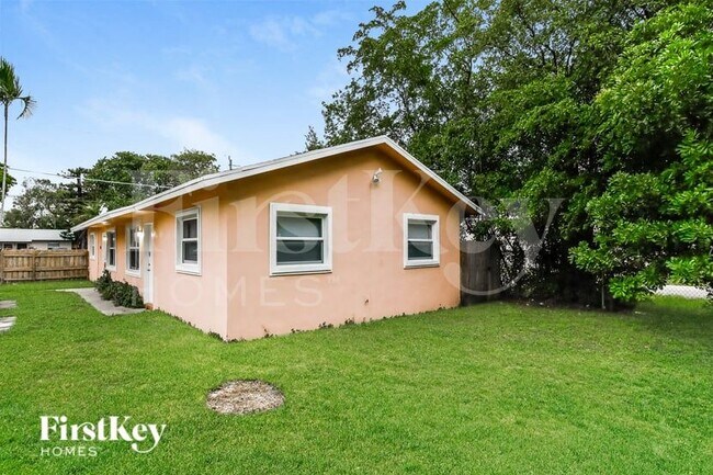 800 SW 9th Ct