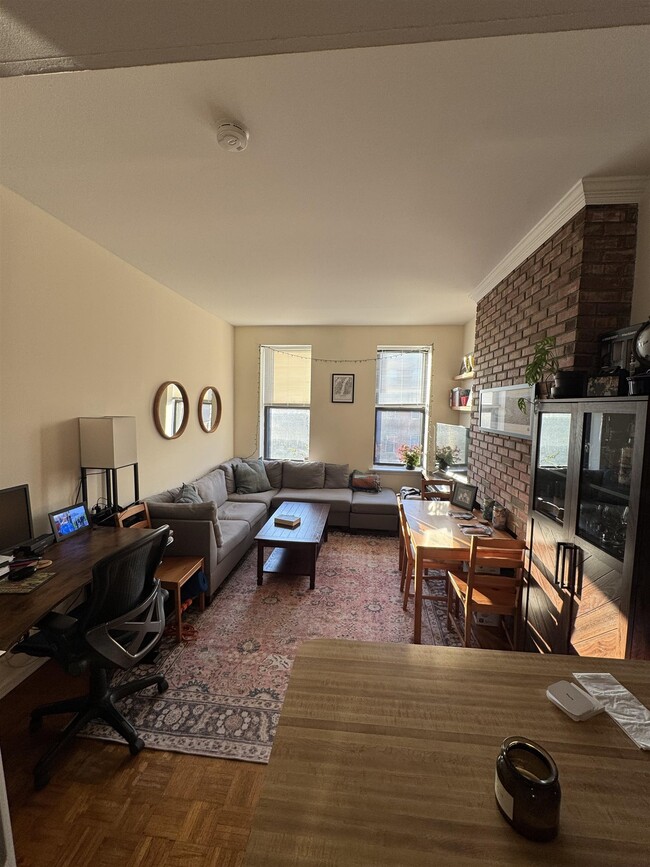 Building Photo - 729 Washington St Unit 5