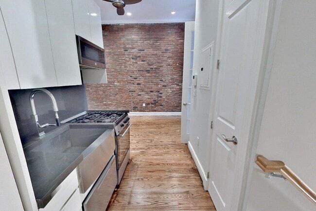 Building Photo - 47 1/2 1st Street (2nd & 1st Ave), #1F