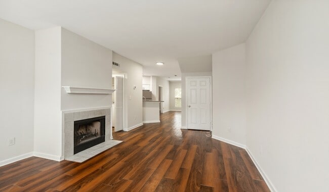 Disfrute de casas adosadas con amplios espacios habitables, rincón para desayunar, chimenea y mucho más. - Peachtree Park