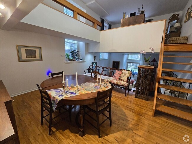 Building Photo - BEAUTIFUL BRIGHT TRI-LEVEL APARTMENT - OFF...