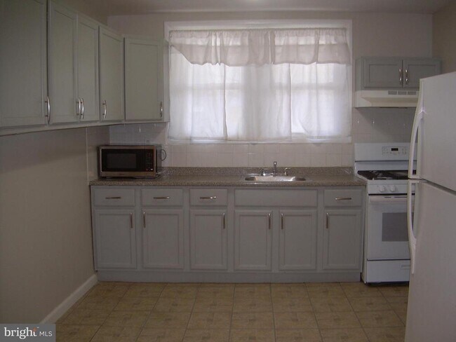 Photo - 996 Anchor St