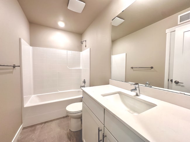 Photo - 15423 Admiralty Way