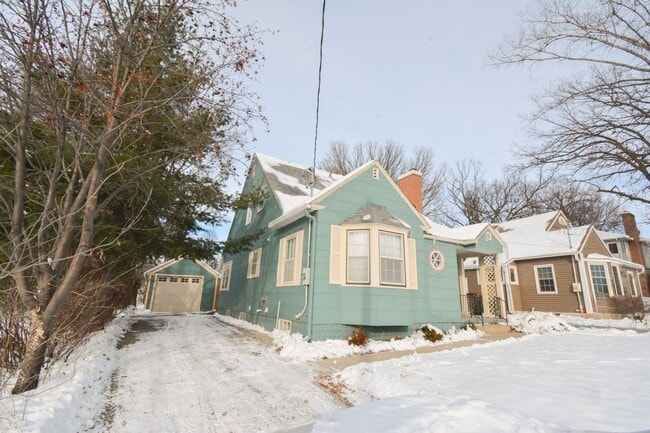 Photo - Beautiful 4 Bedroom With Modern and Unique Features Available For Rent NOW!