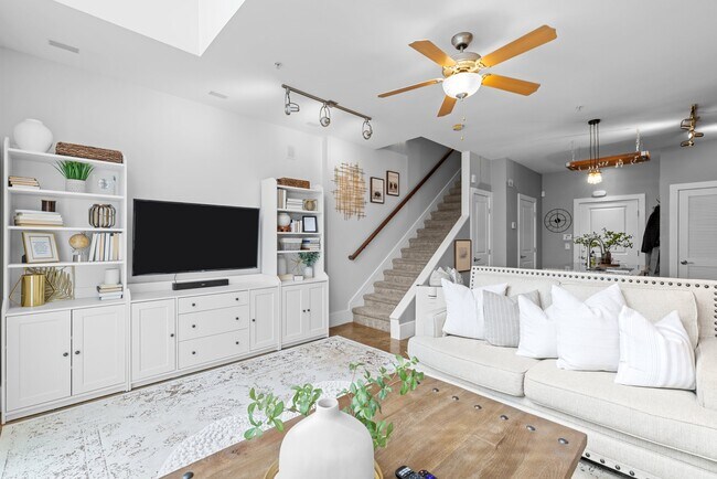 Photo - 444 S Blount St Unidad 102