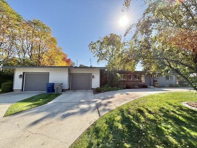 Building Photo - 6917 W Randolph Dr Rental