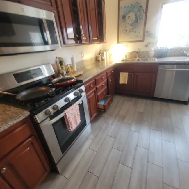 KITCHEN - 1347 S Mansfield Ave Unit 1347 SOUTH MANSFIELD Rental