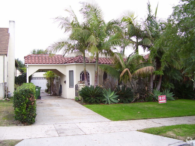 outside front of house - 1350 Curson S Ave Rental