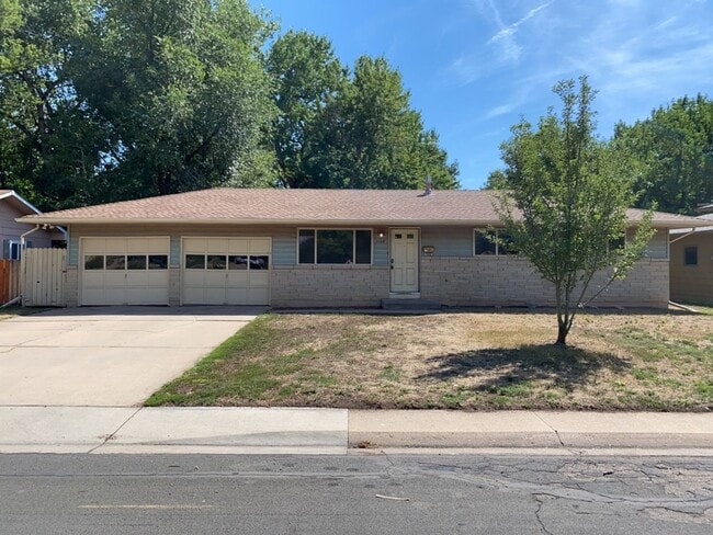 Building Photo - STUDENTS WELCOME! Sprawling Ranch Home w/ Large Fenced Yard