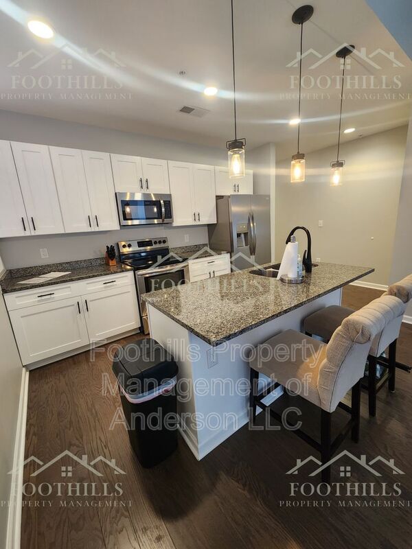 Photo - 214 N Main St