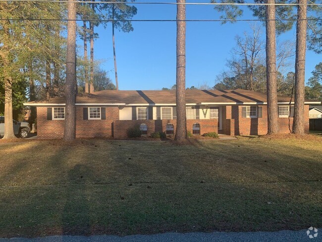 Building Photo - Spacious 3BD/2B located in N.E. Lowndes Co... Rental