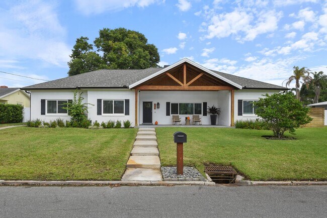 Building Photo - Gorgeous Winter Park Stunner