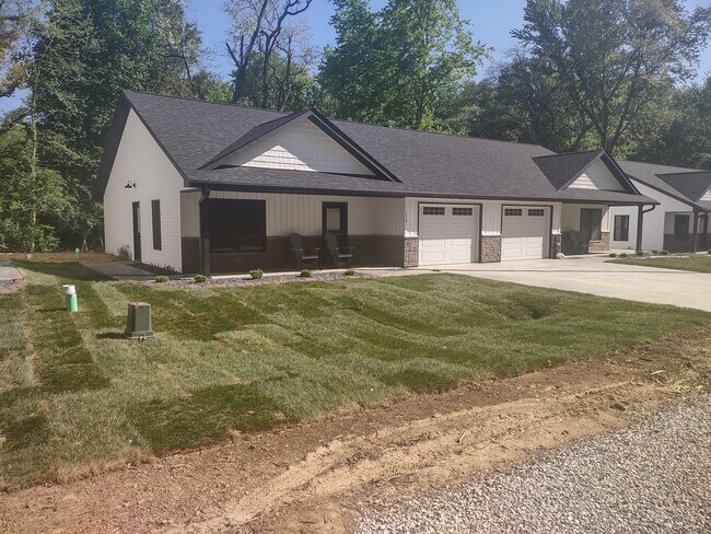 Photo - 905 W Broadway St