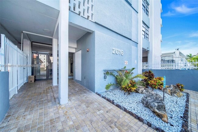 Building Photo - 2016 Bay Dr Unit 304