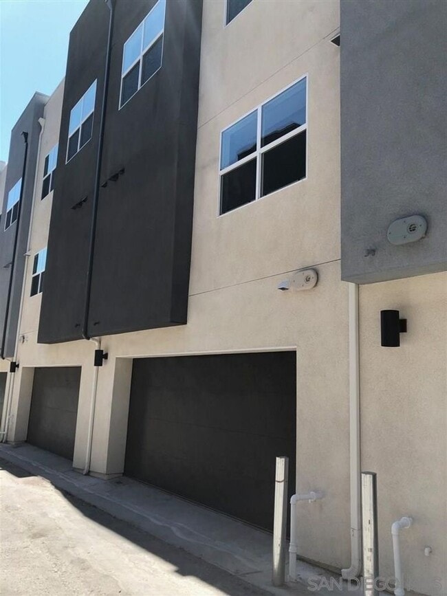 Building Photo - Coming Soo!! Beautiful 4bed/3bath Townhome in Fashion Valley **Move in Special Half off 1st month...