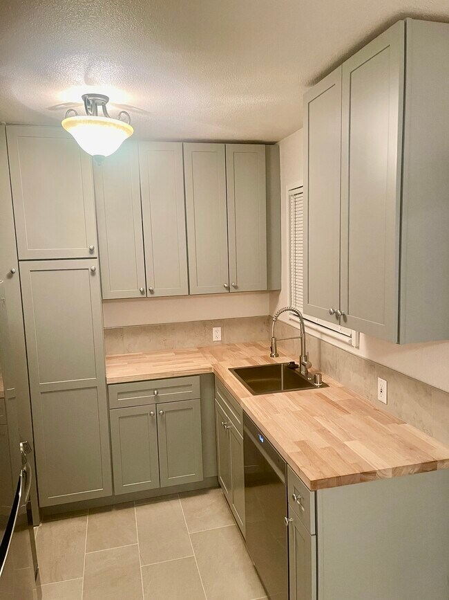 Building Photo - 5758 Vineland Ave Unit 5758 Vineland Ave, North Hollywood 91601