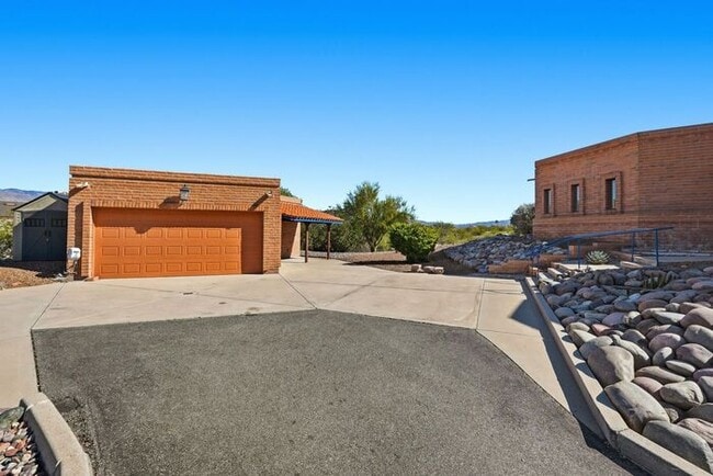 Building Photo - Spacious 4-Bedroom Estate with Chef’s Kitchen