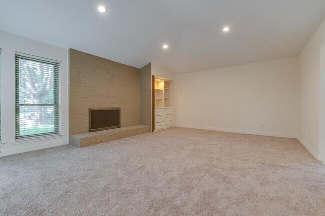 sala de estar con chimenea - 2000 Geneva Dr