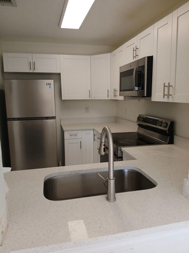 Building Photo - 441 Cypress Way W